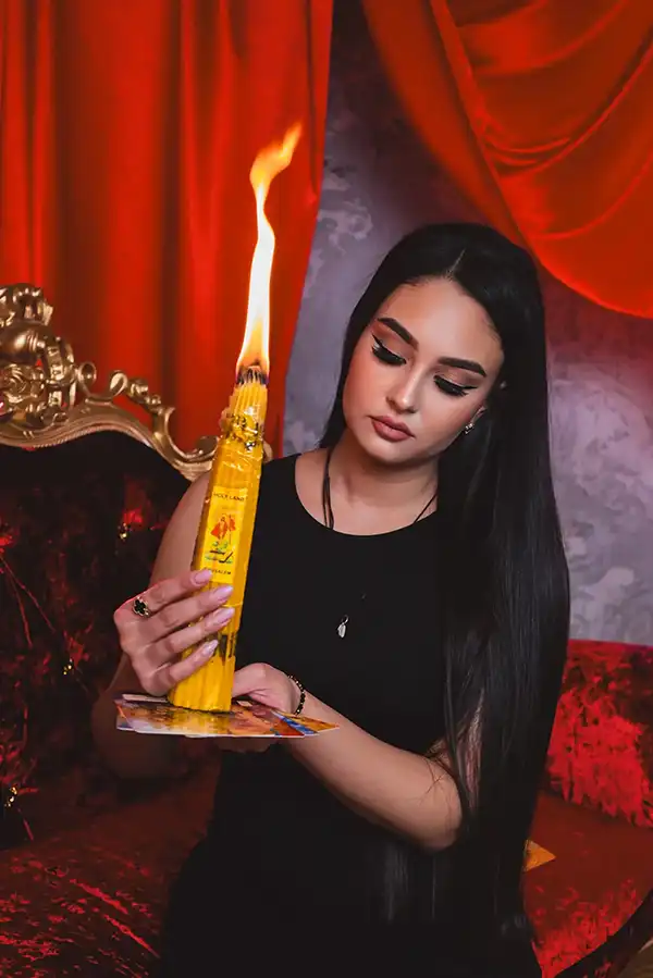 Гадалка Елизавета сидит на диване