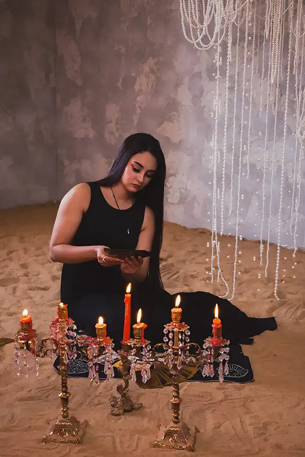 Обряд гадания на Таро — гадалка проводит эзотерический ритуал при свечах